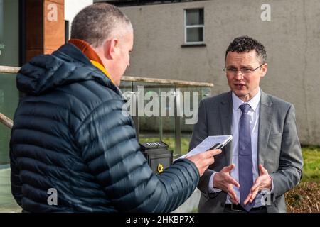 Bantry, West Cork, Irland. 3rd. Februar 2022. Der irische Minister Patrick O'Donovan, der für das Amt für öffentliche Arbeiten (OPW) zuständig ist, besuchte heute Bantry, um die Unterzeichnung des Bantry-Hochwasserschutzvertrags zu erleben. Der Vertrag besteht zwischen den Beratern JB Barry & Partners Ltd und den Ingenieuren von JBA Consulting Ltd, die die Planung des Bantry Flood Relief Scheme durchführen werden. Minister O'Donovan spricht nach der Unterzeichnung mit der Presse. Picture: Andy Gibson. Quelle: AG News/Alamy Live News Stockfoto