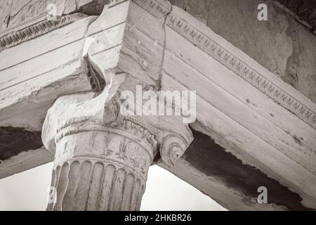 Schwarz-Weiß-Bild der Details Figuren Skulpturen Säulen der Akropolis von Athen mit erstaunlichen und schönen Ruinen Parthenon und blaue Wolke Stockfoto