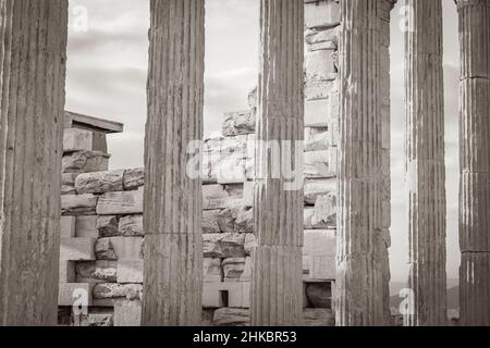 Schwarz-Weiß-Bild der Details Figuren Skulpturen Säulen der Akropolis von Athen mit erstaunlichen und schönen Ruinen Parthenon und blaue Wolke Stockfoto