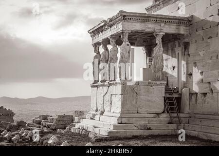 Schwarz-Weiß-Bild der Details Figuren Skulpturen Säulen der Akropolis von Athen mit erstaunlichen und schönen Ruinen Parthenon und blaue Wolke Stockfoto