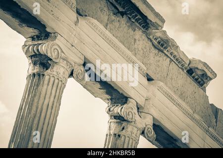 Schwarz-Weiß-Bild der Details Figuren Skulpturen Säulen der Akropolis von Athen mit erstaunlichen und schönen Ruinen Parthenon und blaue Wolke Stockfoto