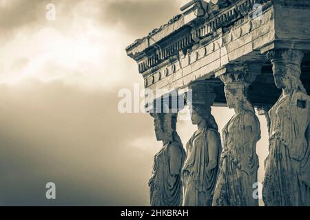 Schwarz-Weiß-Bild der Details Figuren Skulpturen Säulen der Akropolis von Athen mit erstaunlichen und schönen Ruinen Parthenon und blaue Wolke Stockfoto