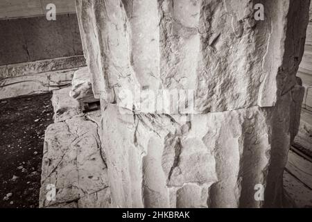 Schwarz-Weiß-Bild der Details Figuren Skulpturen Säulen der Akropolis von Athen mit erstaunlichen und schönen Ruinen Parthenon und blaue Wolke Stockfoto