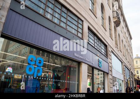 Co op Supermarkt in The Strand, Westminster, London, Großbritannien. Nicht weit von Whitehall und Downing Street. Erdgeschoss des Golden Cross House Stockfoto