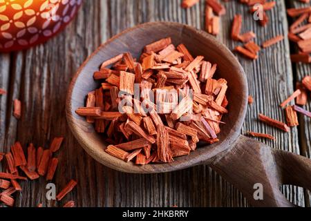 Rote Sandelholz-Chips, mit einer Duftlampe im Hintergrund Stockfoto