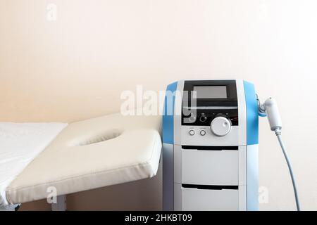 Nahaufnahme Detailansicht des modernen extrakorporalen Schockwellen-Ultraschalls eswt-Behandlungsgeräte medizinisches Büro. Physiotherapeutische Rehabilitation und Behandlung Stockfoto