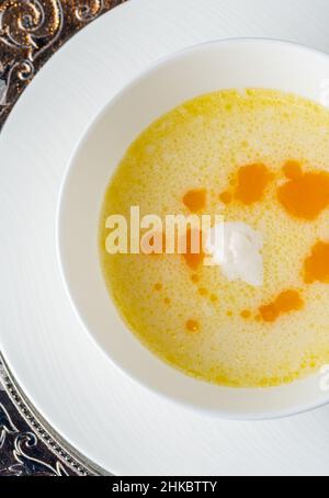Gewürzte Fischsuppe auf einem weißen Porzellanteller Stockfoto