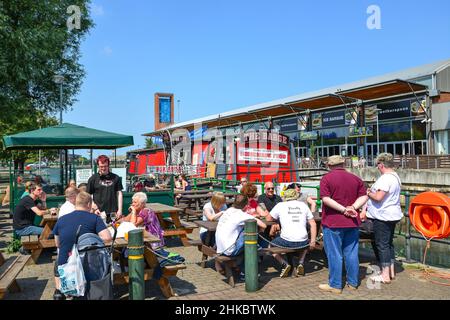 Terrasse auf der Barge Inn, Riverhead, Grimsby, Lincolnshire, England, Vereinigtes Königreich Stockfoto