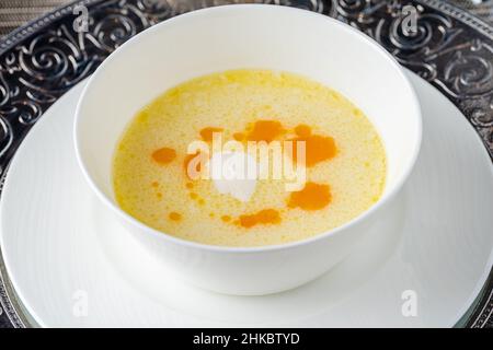 Gewürzte Fischsuppe auf einem weißen Porzellanteller Stockfoto