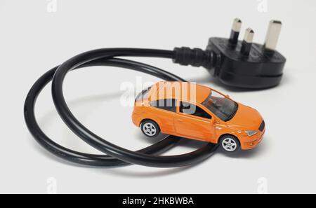 MODELLAUTO MIT ELEKTROSTECKER UND BLEI RE EV'S EV ELEKTROAUTO DIESEL BENZIN KRAFTSTOFF DIE UMWELT BATTERIE AUTOS ETC UK Stockfoto