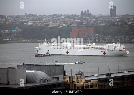 Das Navy-Spitalschiff Comfort schwimmt durch die Wolkenkratzer am Hudson River in New York City Stockfoto