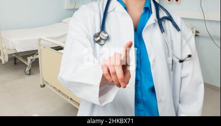 Mittelteil der kaukasischen jungen Ärztin, die auf der Krankenstation steht Stockfoto
