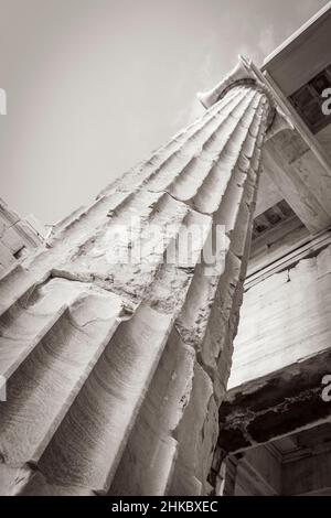 Schwarz-Weiß-Bild der Details Figuren Skulpturen Säulen der Akropolis von Athen mit erstaunlichen und schönen Ruinen Parthenon und blaue Wolke Stockfoto