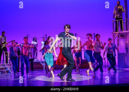 Michael O'Reilly, als Johnny Castle, mit der Besetzung von Dirty Dancing - The Classic Story auf der Bühne während einer Fotoausstellung im Dominion Theatre, London, während die Show ins West End zurückkehrt. Bilddatum: Donnerstag, 3. Februar 2022. Stockfoto