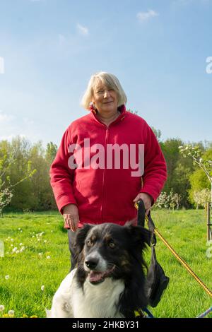 Heidi, Hundewalker bei Watercress Orchard’s, Ashford Stockfoto