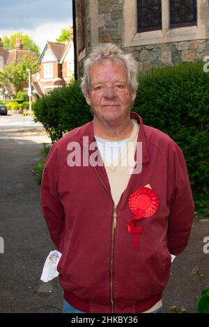 Ein Erzähler für die Labour Party bei den Kommunalwahlen 2019, bei der South Kent Community Chruch in Folkestone. Stockfoto