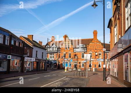 The High Street with Swan & Chequers Pub in Sandbach, Großbritannien Stockfoto