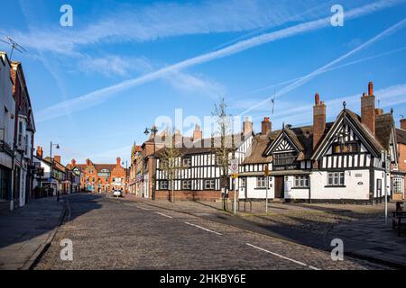 The High Street with Olde Black Bear Pub, now DV8, Swan & Chequers Pub in der Ferne im Stadtzentrum von Sandbach, der Stadt von Großbritannien Stockfoto