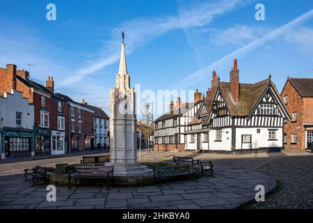 Kriegsdenkmal mit dem Black Bear Pub auf der rechten Seite, jetzt DV8, im Stadtzentrum von Sandbach-Henshire, Großbritannien Stockfoto