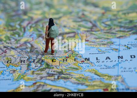 Mann mit Rucksack auf einer Karte in griechenland Stockfoto
