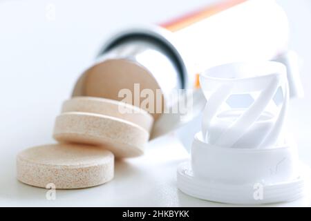 Nahrungsergänzungsmittel, Vitamin C lösbare Tabletten aus einem Schlauch Stockfoto