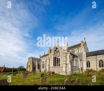 Das äußere und dachlose Südtransfer der St. Margaret's Church, Cley-Next-the-Sea, einem Küstendorf in Norfolk, East Anglia, England Stockfoto