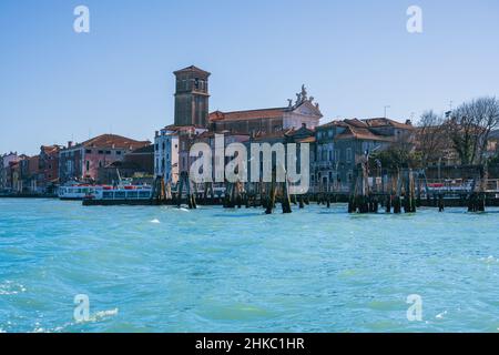 Blick von der Lagune auf den Pier und die Kirche Santa Maria Assunta, bekannt als I Gesuiti, ist ein religiöses Gebäude in Venedig, Norditalien Stockfoto