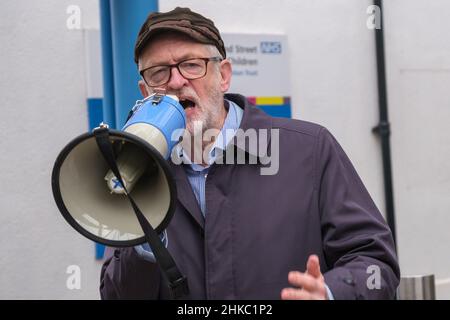 London, Großbritannien, 3rd. Februar 2022. Der Labour-Abgeordnete Jeremy Corbyn spricht. Eine Kundgebung unterstützt Sicherheitskräfte im Great Ormond Street Hospital bei einem sechswöchigen Streik für Gleichberechtigung und gegen Rassendiskriminierung. Sie sind überwiegend schwarze, braune und Wanderarbeiter, die ausgelagert werden und ähnliche Krankengeld-, Jahresurlaub- und Überstundenbezahlung an die größtenteils weißen Arbeiter verlangen, die direkt im Krankenhaus beschäftigt sind. Sowohl ihr Arbeitgeber als auch das Krankenhaus haben sich geweigert zu verhandeln. Peter Marshall/Alamy Live News Stockfoto