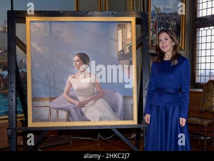 Crownprinzessin Mary mit Familie, Crownprinz Frederik und Prinzessin Isabella sowie die Zwillinge Josephine und Vincent bei der Enthüllung des Porträtbildes. Kronprinzessin Mary ist für die Eröffnung der Sonderausstellung „Kronprinzessin Mary 1972 - 2022“ anlässlich des 50th. Geburtstages der Kronprinzessin zuständig. Kronprinz Frederik nimmt Teil. Am 3. Februar 2022 im National History Museum auf Schloss Frederiksborg, Hillerod, Dänemark. Foto von Stefan Lindblom/Stella Pictures/ABACAPRESS.COM Stockfoto