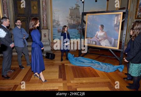 Crownprinzessin Mary mit Familie, Crownprinz Frederik und Prinzessin Isabella sowie die Zwillinge Josephine und Vincent bei der Enthüllung des Porträtbildes. Kronprinzessin Mary ist für die Eröffnung der Sonderausstellung „Kronprinzessin Mary 1972 - 2022“ anlässlich des 50th. Geburtstages der Kronprinzessin zuständig. Kronprinz Frederik nimmt Teil. Am 3. Februar 2022 im National History Museum auf Schloss Frederiksborg, Hillerod, Dänemark. Foto von Stefan Lindblom/Stella Pictures/ABACAPRESS.COM Stockfoto