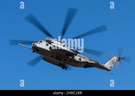 Sikorsky CH-53E Super Hengst fliegen über Stockfoto