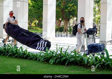 Bali, Indonesien. 3rd. Februar 2022. Internationale Reisende gehen am Ngurah Rai International Airport in Bali, Indonesien, 3. Februar 2022. Die indonesische Regierung kündigte am Montag an, dass die Quarantänezeit für vollständig geimpfte internationale Reisende von sieben auf fünf Tage reduziert wird, inmitten der rasanten täglichen Fälle der Omicron-Variante von COVID-19. Quelle: Bisinglasi/Xinhua/Alamy Live News Stockfoto