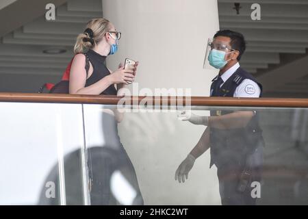 Bali, Indonesien. 3rd. Februar 2022. Ein Beamter begrüßt einen internationalen Reisenden am Ngurah Rai International Airport in Bali, Indonesien, 3. Februar 2022. Die indonesische Regierung kündigte am Montag an, dass die Quarantänezeit für vollständig geimpfte internationale Reisende von sieben auf fünf Tage reduziert wird, inmitten der rasanten täglichen Fälle der Omicron-Variante von COVID-19. Quelle: Bisinglasi/Xinhua/Alamy Live News Stockfoto