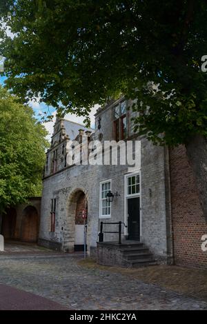 Noordhavenpoort-Gebäude in der Altstadt von Zierikzee auf Zeeland in den Niederlanden mit grünen Bäumen Stockfoto