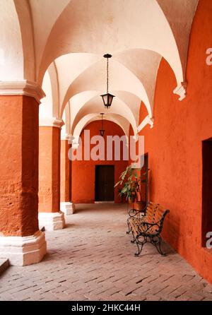 Der Korridor im Kloster der Heiligen Katharina, für Nons Arequipa, Peru. Stockfoto