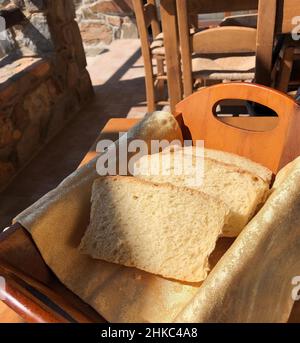 Hausgemachtes Brot in einer Holzkiste in einer der Tavernen in den Bergen auf der Insel Kreta in Griechenland Stockfoto