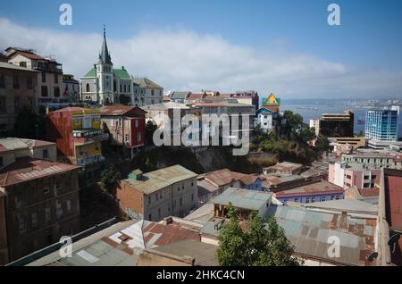 Valparaiso, Chile - Februar, 2020: Ikonische Ansicht der Kirche Iglesia Luterana de La Santa Cruz vom Cerro Aegre aus. Berühmtestes Wahrzeichen der Stadt Valparaiso Stockfoto