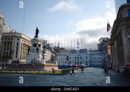 Valparaiso, Chile - Februar, 2020: ?Ity Platz, gegenüber dem Hafen Plaza Sotomayor, Monument genannt Monumento a Los Heroes de Iquique Stockfoto