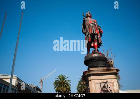 Valparaiso, Chile - Februar 2020: Denkmal von Christoph Kolumbus oder Monumento a Cristobal Colon in spanischer Sprache, beschädigt durch rote Farbe. Vandalismus Stockfoto