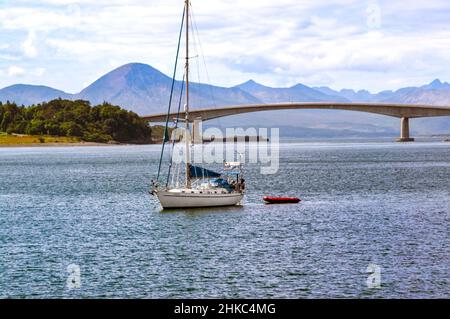 Blick auf die Skye Bridge eine Straßenbrücke, die die Isle of Skye mit dem schottischen Festland verbindet Stockfoto