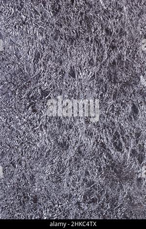 Glänzend stark zerknittert Metall silbergrau Folie vertikale Textur Hintergrund für Design Stockfoto
