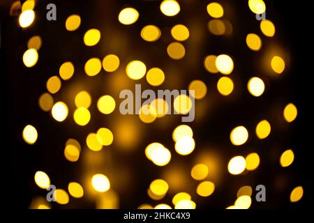 Abstrakt festlich eleganter Hintergrund von verschwommen mit Bokeh Lichter auf braunem Hintergrund, unscharf Stockfoto