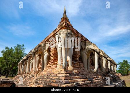 Elefantenskulpturen auf der alten Stupa des buddhistischen Tempels von Wat Sorasak, sonniger Tag. Sukhotai, Thailand Stockfoto