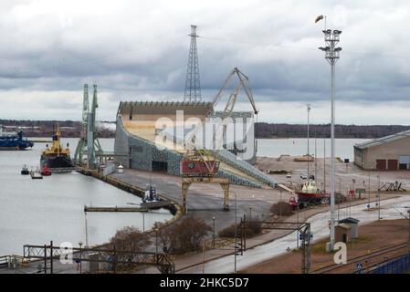 KOTKA, FINNLAND - 02. NOVEMBER 2019: Blick von oben auf den Hafen von Vellamo an einem bewölkten Novembertag. Kotka, Finnland Stockfoto