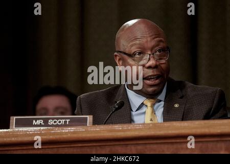 US-Senator Tim Scott (R-SC) spricht vor einer Bestätigungsverhandlung des Ausschusses für Banken, Wohnungsbau und Stadtangelegenheiten des Senats auf dem Capitol Hill in Washington, D.C., USA, 3. Februar 2022. Foto von Ken Cedeno/Pool/ABACAPRESS.COM Stockfoto