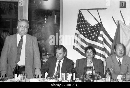 Los Angeles, CA, USA, 1992. Rumänisch-amerikanische Journalistin Aristide Buhoiu (links) und Geschäftsmann George Lascu (rechts). Stockfoto