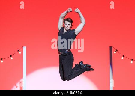 London, Großbritannien. 3rd. Februar 2021. Johnny (Michael O'Reilly) springt in einem energischen Tanz, der im berühmten Lift gipfelt. Dirty Dancing - The Classic Story on Stage wird im Dominion Theatre im West End für eine begrenzte Serie mit einer Besetzung unter der Leitung von Michael O'Reilly und Kira Malou in den Rollen von Johnny und Baby aufgeführt.die schillernde, erneuerte Version feiert 35 Jahre des legendären Erfolgsfilms Mit seiner klassischen Geschichte und den Hits. Es findet vom 2nd. Februar bis 16th. April 2022 im Dominion Theatre statt. Kredit: Imageplotter/Alamy Live Nachrichten Stockfoto