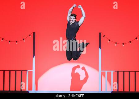London, Großbritannien. 3rd. Februar 2021. Johnny (Michael O'Reilly) springt in einem energischen Tanz, der im berühmten Lift gipfelt. Dirty Dancing - The Classic Story on Stage wird im Dominion Theatre im West End für eine begrenzte Serie mit einer Besetzung unter der Leitung von Michael O'Reilly und Kira Malou in den Rollen von Johnny und Baby aufgeführt.die schillernde, erneuerte Version feiert 35 Jahre des legendären Erfolgsfilms Mit seiner klassischen Geschichte und den Hits. Es findet vom 2nd. Februar bis 16th. April 2022 im Dominion Theatre statt. Kredit: Imageplotter/Alamy Live Nachrichten Stockfoto