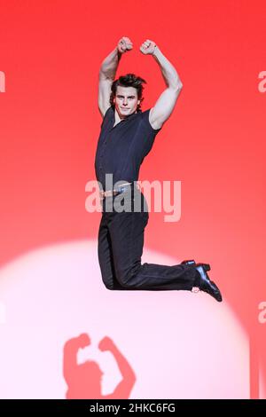 London, Großbritannien. 3rd. Februar 2021. Johnny (Michael O'Reilly) springt in einem energischen Tanz, der im berühmten Lift gipfelt. Dirty Dancing - The Classic Story on Stage wird im Dominion Theatre im West End für eine begrenzte Serie mit einer Besetzung unter der Leitung von Michael O'Reilly und Kira Malou in den Rollen von Johnny und Baby aufgeführt.die schillernde, erneuerte Version feiert 35 Jahre des legendären Erfolgsfilms Mit seiner klassischen Geschichte und den Hits. Es findet vom 2nd. Februar bis 16th. April 2022 im Dominion Theatre statt. Kredit: Imageplotter/Alamy Live Nachrichten Stockfoto