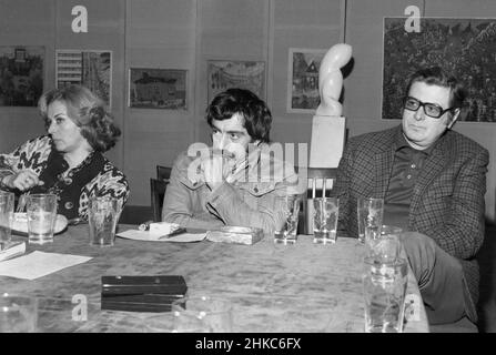 Bukarest, Rumänien, 1978. Die Schauspielerin Margareta Pogonat, der Filmregisseur Constantin VAENI und der Grafiker und Filmregisseur Ion Popescu- Gopo. Stockfoto